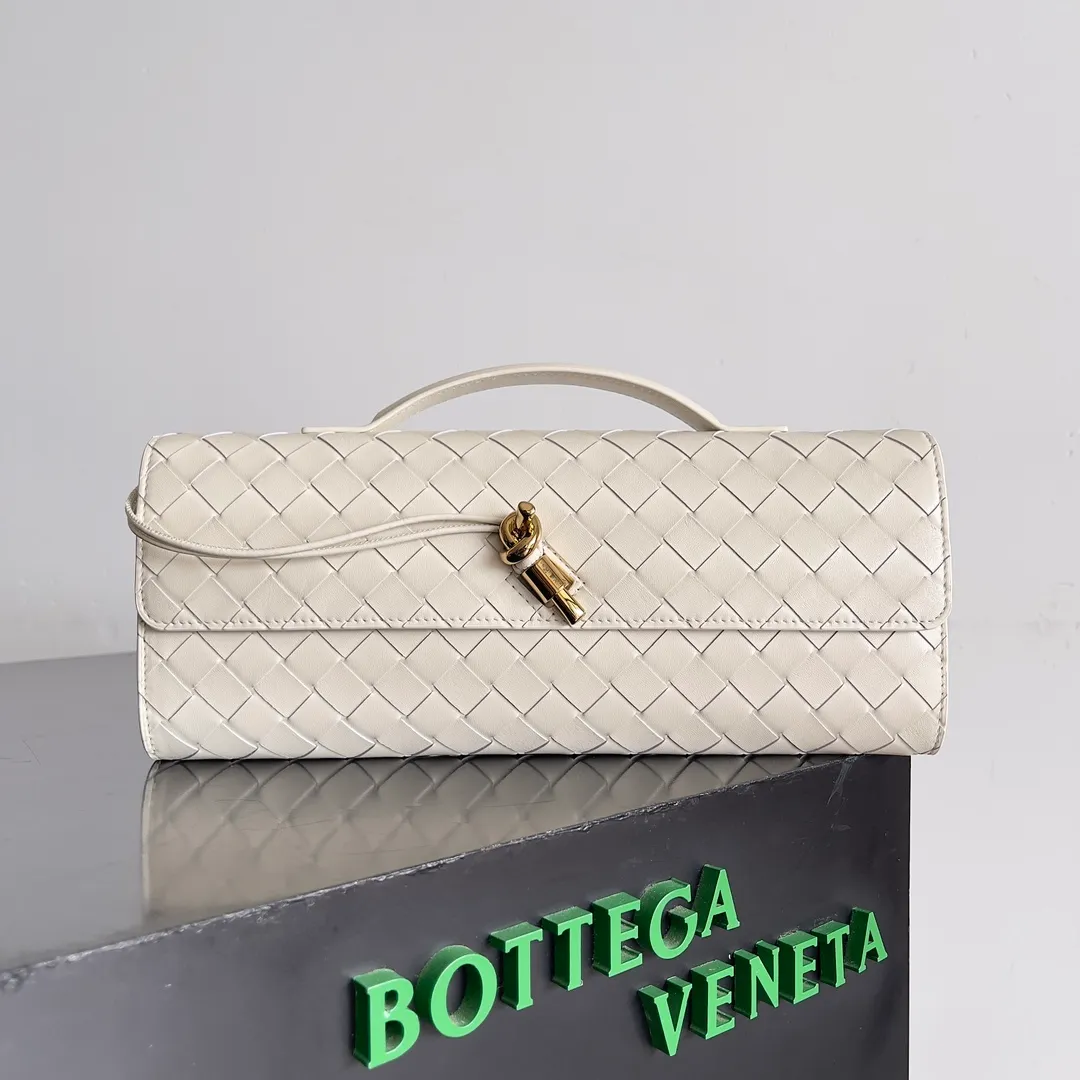 The batch of 1360 BV Andiamo evening handbags has been heavily planted again~ The designer aesthetics in the era of economic downturn are back. I fall in love with it at first sight and can't put it down. It's so beautiful and full of aura. The shape and texture are very competitive. It's light in weight and has sufficient capacity. It's a must-have for fashionistas. It's suitable for many occasions, minimalist, high-end and light luxury. Model No.: 741511 Size: 31*13*3cm
